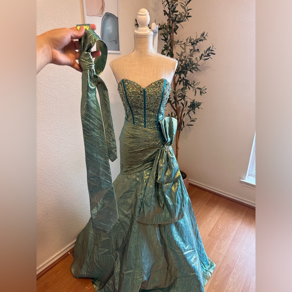 3 piece custom made prom/pageant/engagement dress size 6 women has matching tie